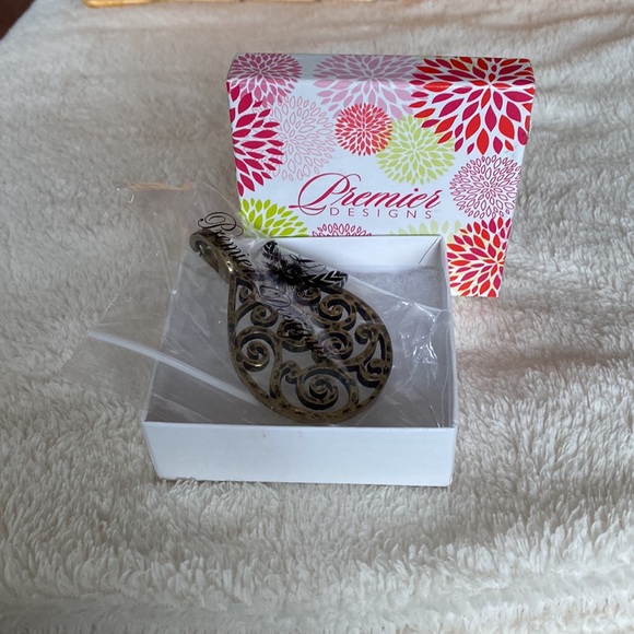 Premier Designs Statement hinged pendant - Picture 12 of 12